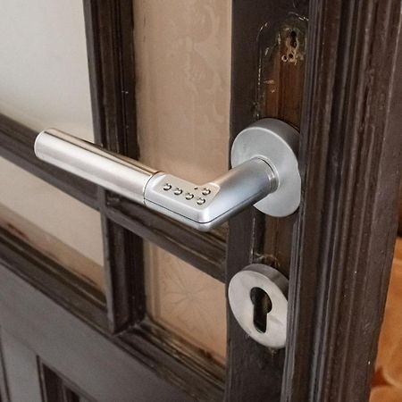 Apartments In Mala Strana - 10 Minutes From Charles Bridge براغ المظهر الخارجي الصورة