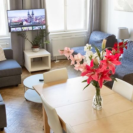 Apartments In Mala Strana - 10 Minutes From Charles Bridge براغ المظهر الخارجي الصورة