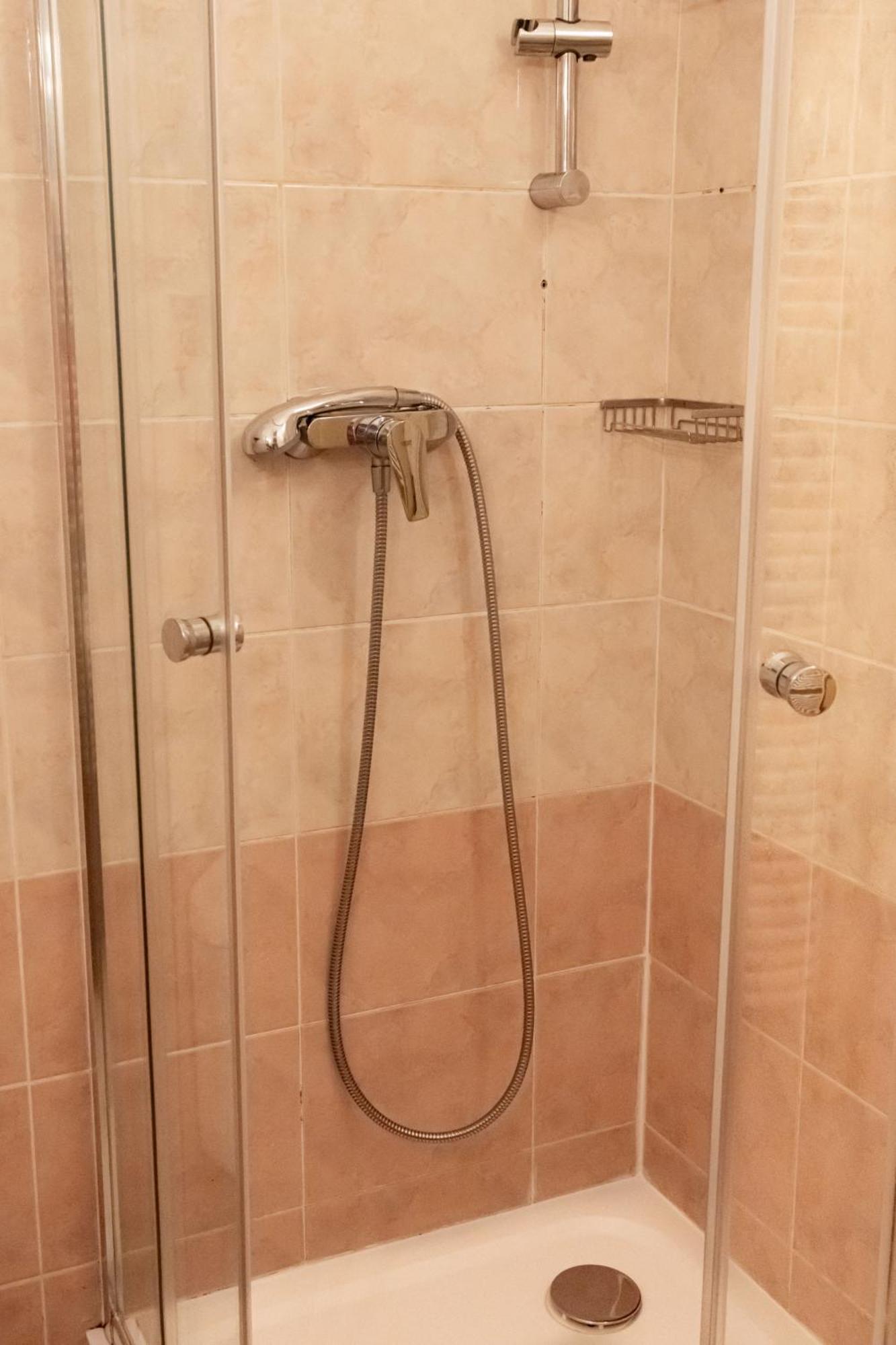 Apartments In Mala Strana - 10 Minutes From Charles Bridge براغ المظهر الخارجي الصورة