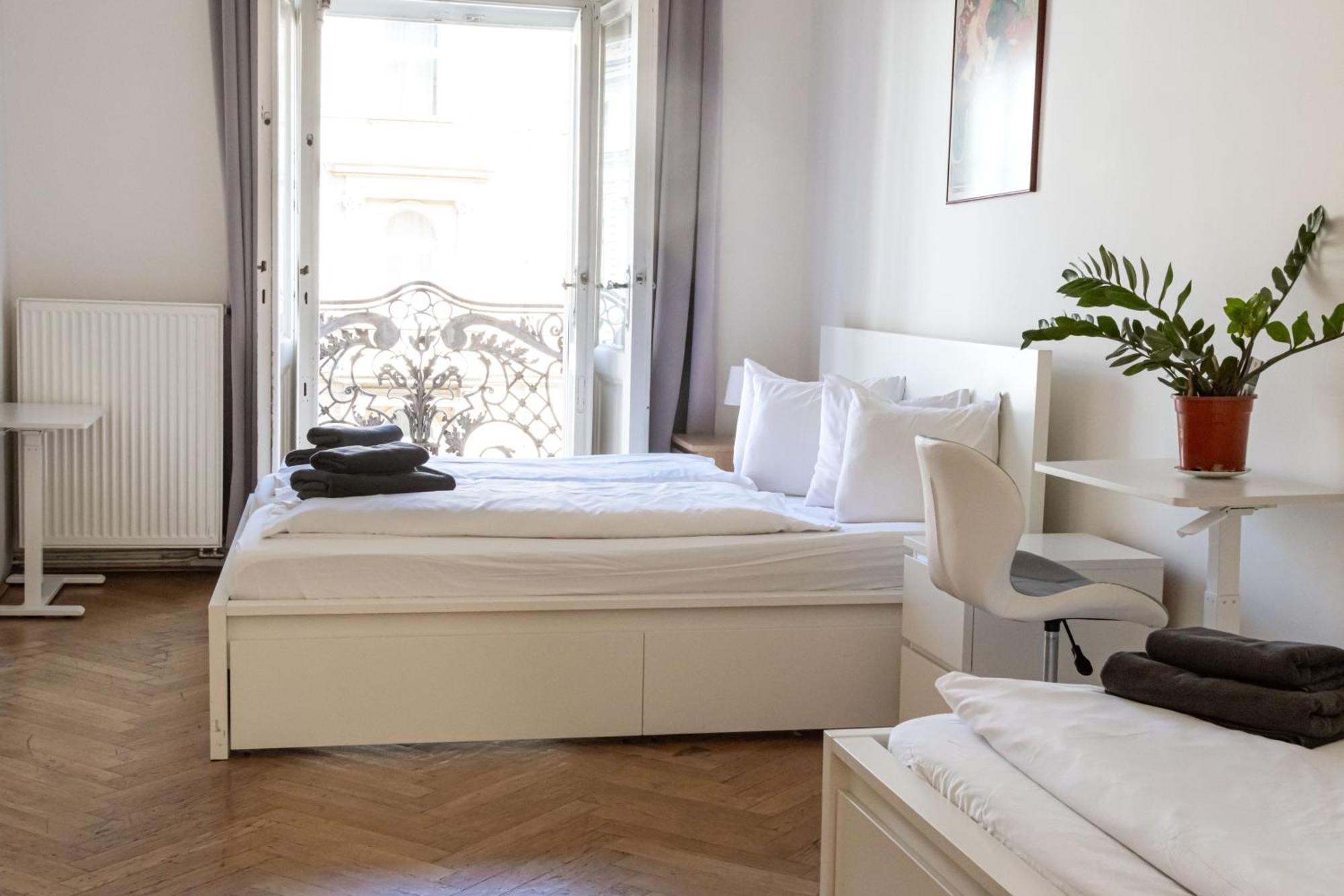 Apartments In Mala Strana - 10 Minutes From Charles Bridge براغ المظهر الخارجي الصورة