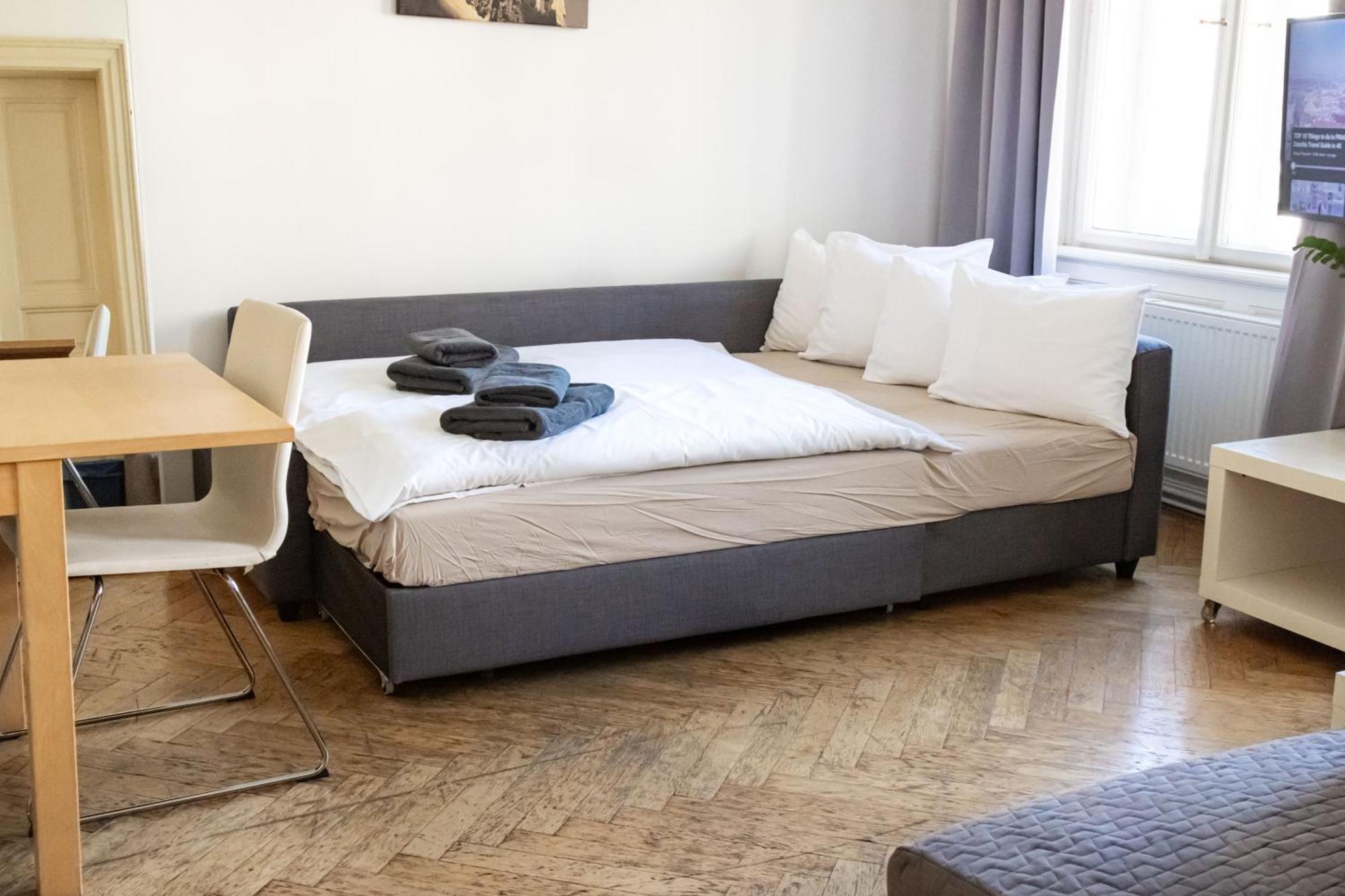 Apartments In Mala Strana - 10 Minutes From Charles Bridge براغ المظهر الخارجي الصورة