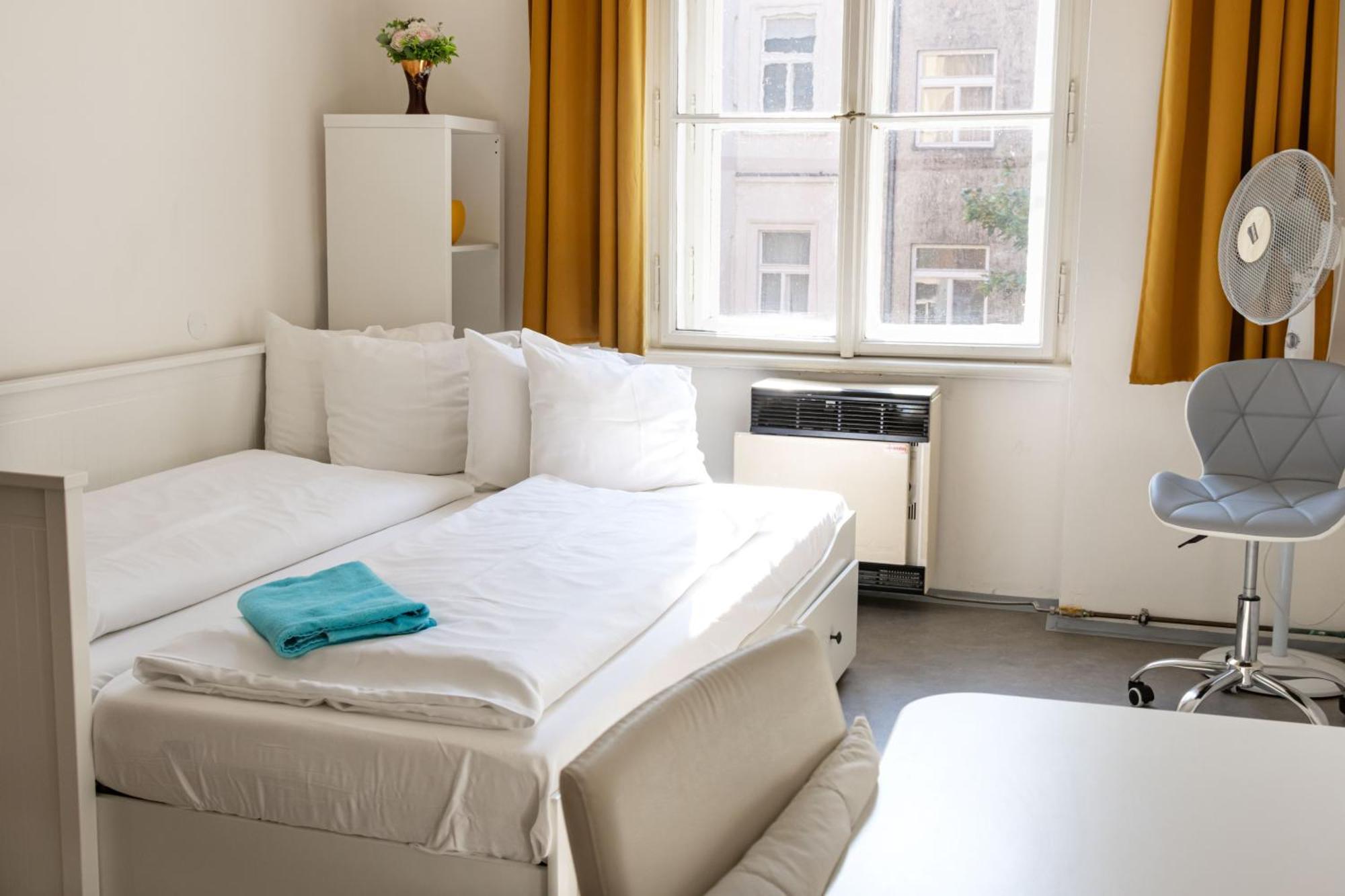 Apartments In Mala Strana - 10 Minutes From Charles Bridge براغ المظهر الخارجي الصورة