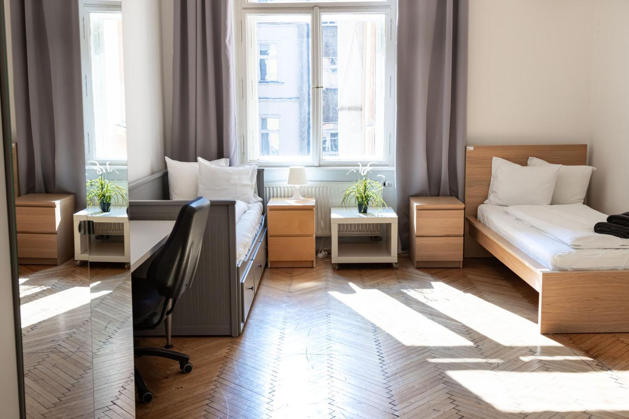 Apartments In Mala Strana - 10 Minutes From Charles Bridge براغ المظهر الخارجي الصورة