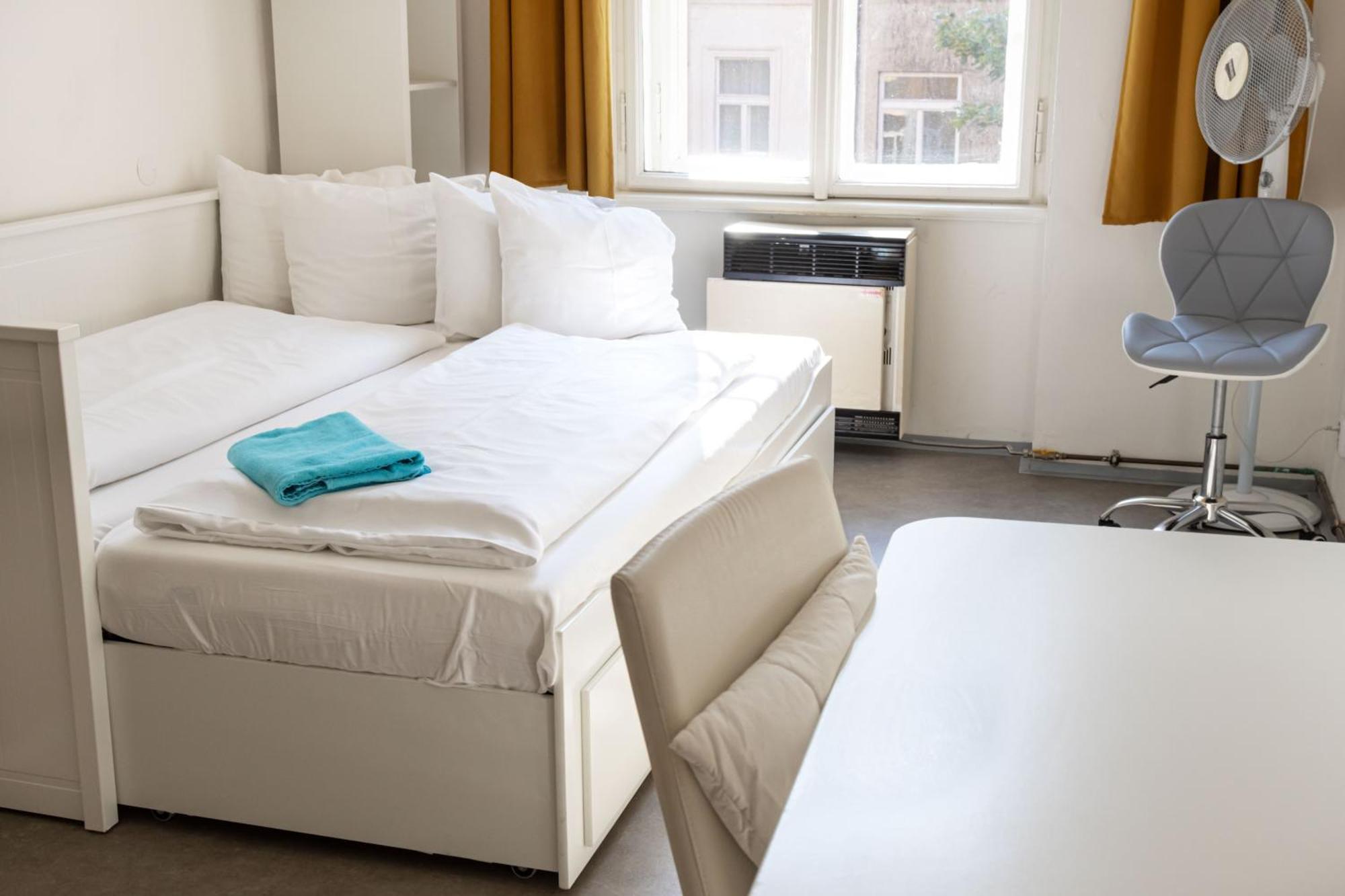 Apartments In Mala Strana - 10 Minutes From Charles Bridge براغ المظهر الخارجي الصورة