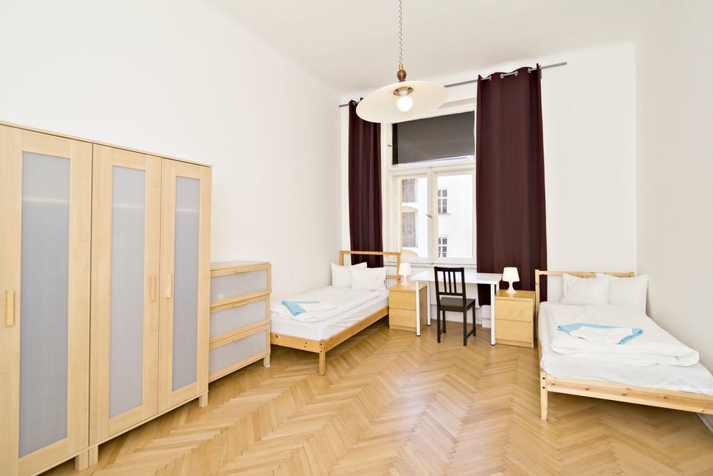 Apartments In Mala Strana - 10 Minutes From Charles Bridge براغ الغرفة الصورة