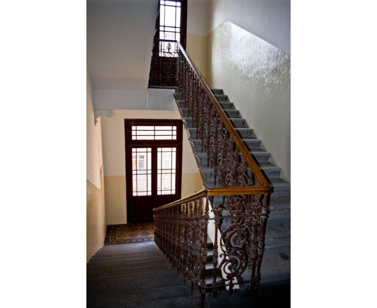 Apartments In Mala Strana - 10 Minutes From Charles Bridge براغ المظهر الخارجي الصورة