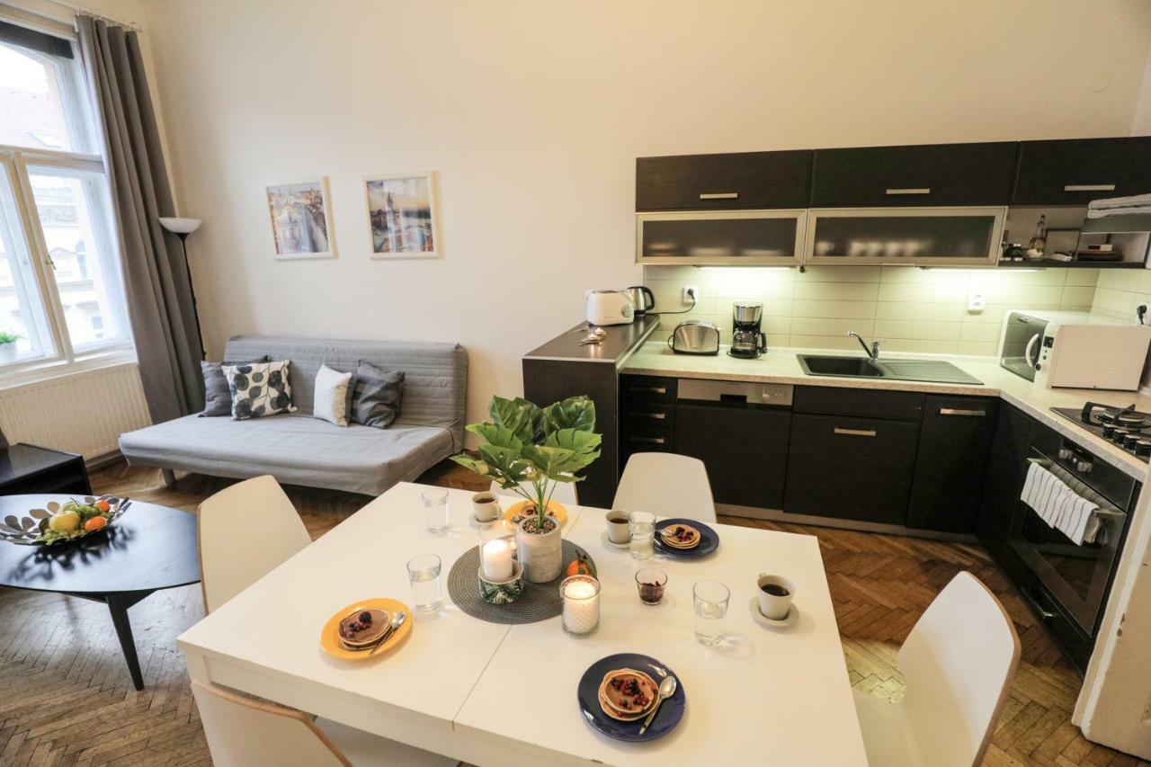 Apartments In Mala Strana - 10 Minutes From Charles Bridge براغ المظهر الخارجي الصورة