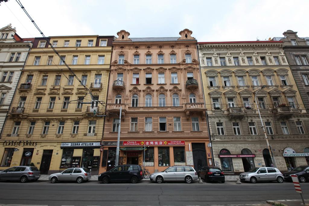 Apartments In Mala Strana - 10 Minutes From Charles Bridge براغ المظهر الخارجي الصورة